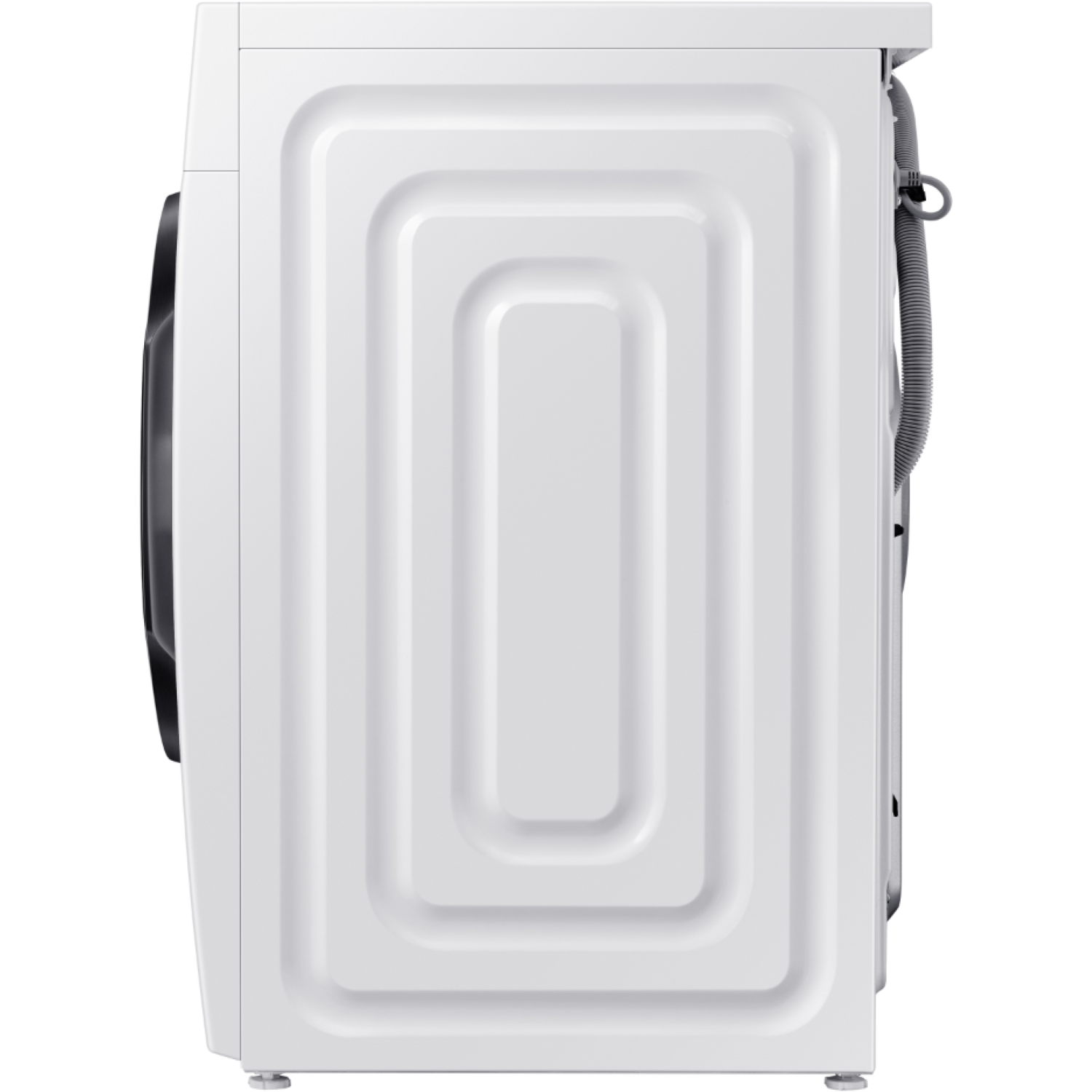 Zijaanzicht van een witte wasmachine. Beschikt over een zwarte deur aan de linkerkant en een grijze slang aan de rechterkant. De achterkant is gestructureerd.
