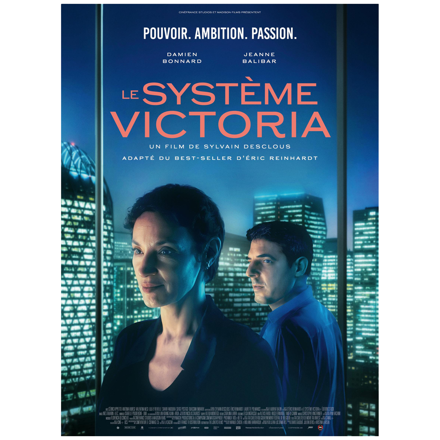 Affiche de film avec deux personnes devant une vue de la ville. Titre : Le Systeme Victoria. Avec Damien Bonnard et Jeanne Balibar.