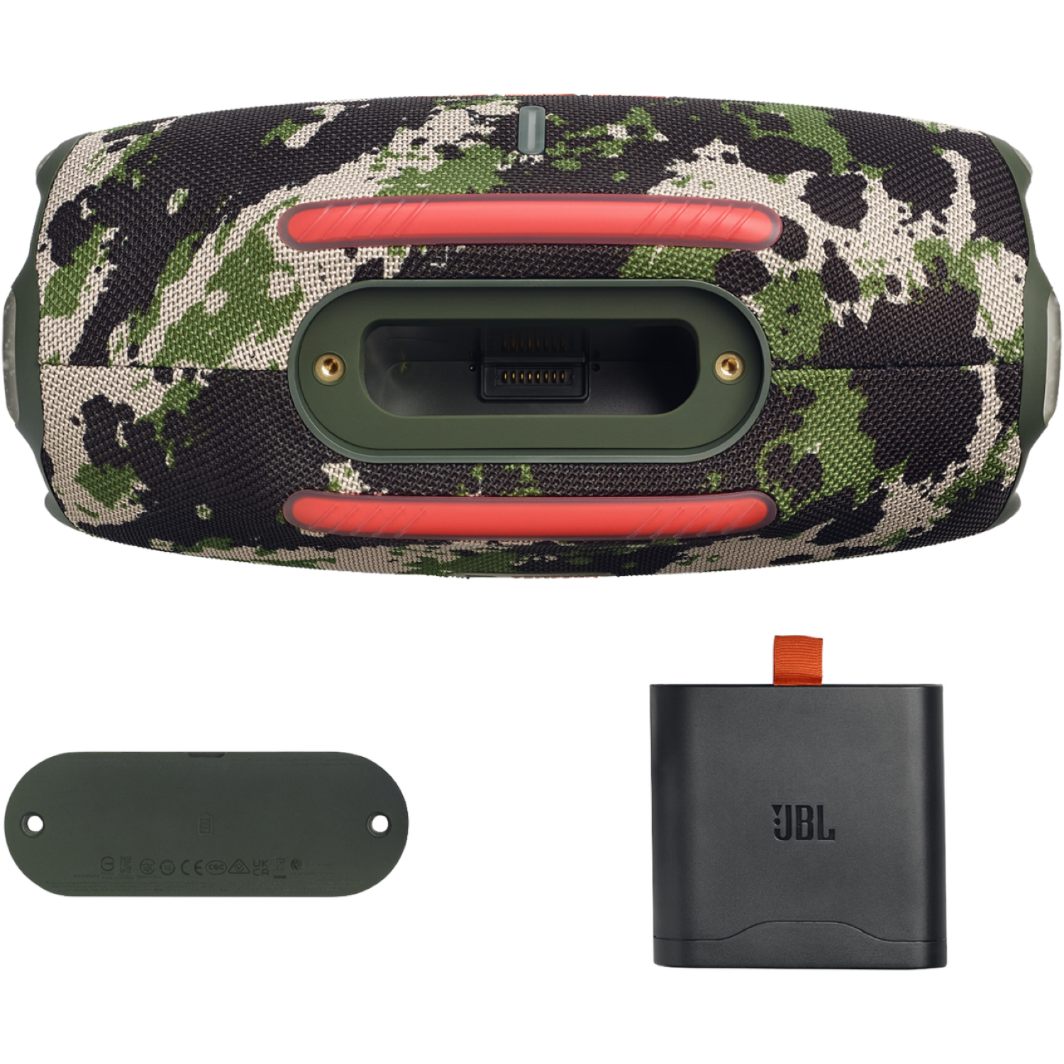 Een JBL camouflage luidspreker, een zwarte oplader met een oranje band en een donkergroen bodempaneel, allemaal geïsoleerd op wit.