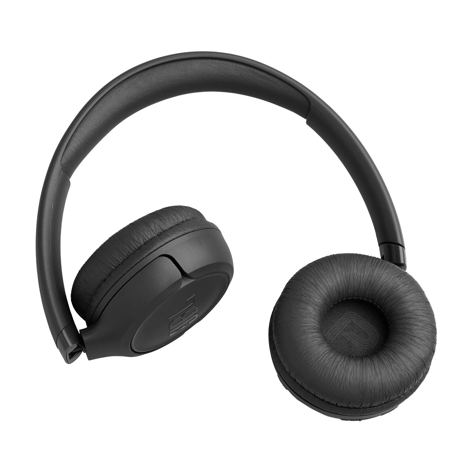 Schwarze Over-Ear-Kopfhörer isoliert auf Weiß. Die Kopfhörer sind abgewinkelt und zeigen die Ohrmuscheln und das Kopfband.
