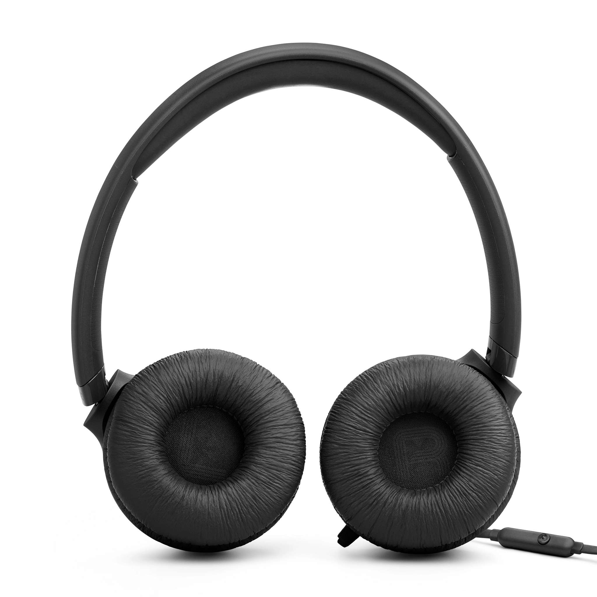 Schwarze Kopfhörer mit gepolstertem Bügel und Ohrmuscheln, verbunden durch ein Kabel. Der Hintergrund ist weiß.