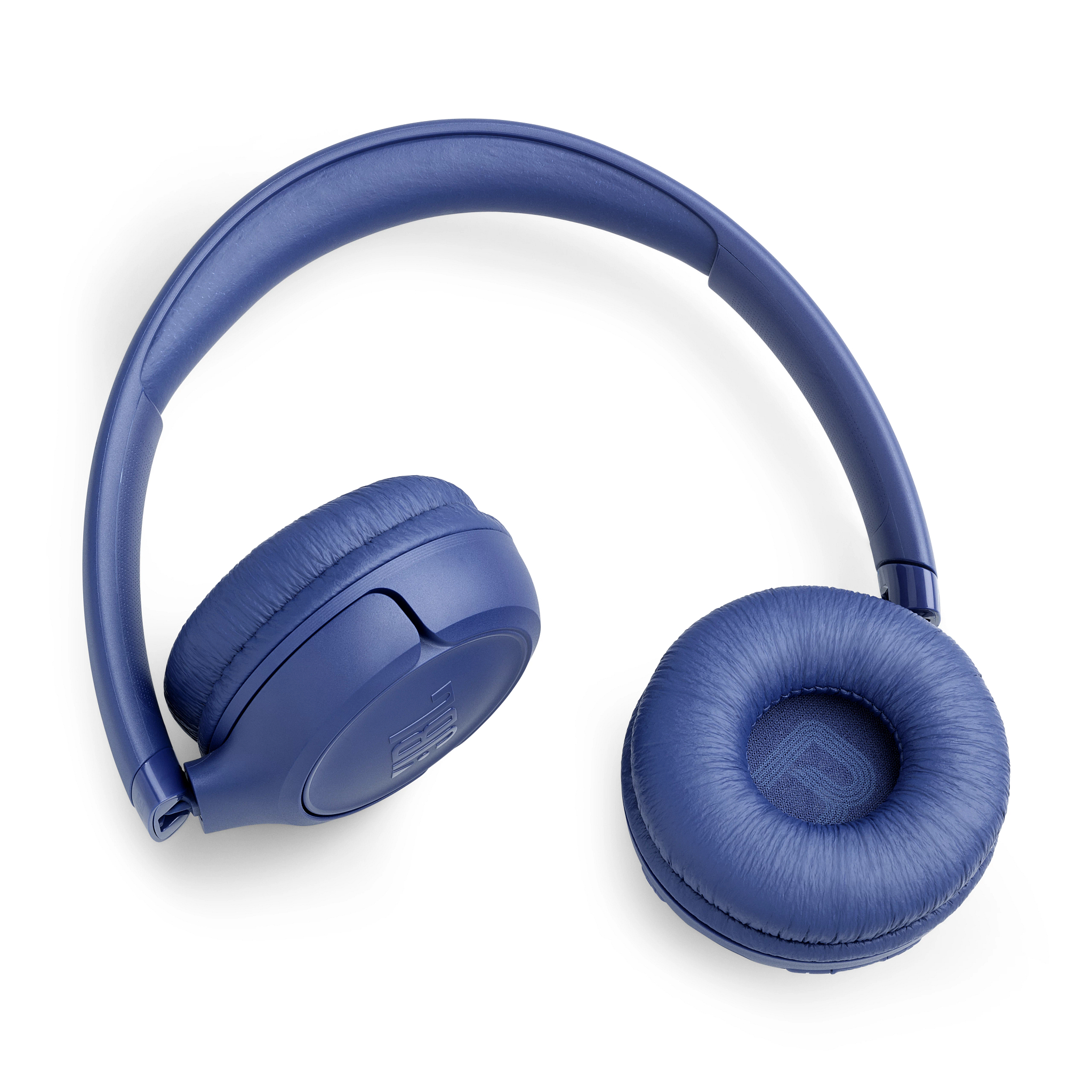 Ein Paar blauer JBL-Kopfhörer auf weißem Hintergrund. Die Kopfhörer sind im Over-Ear-Stil.