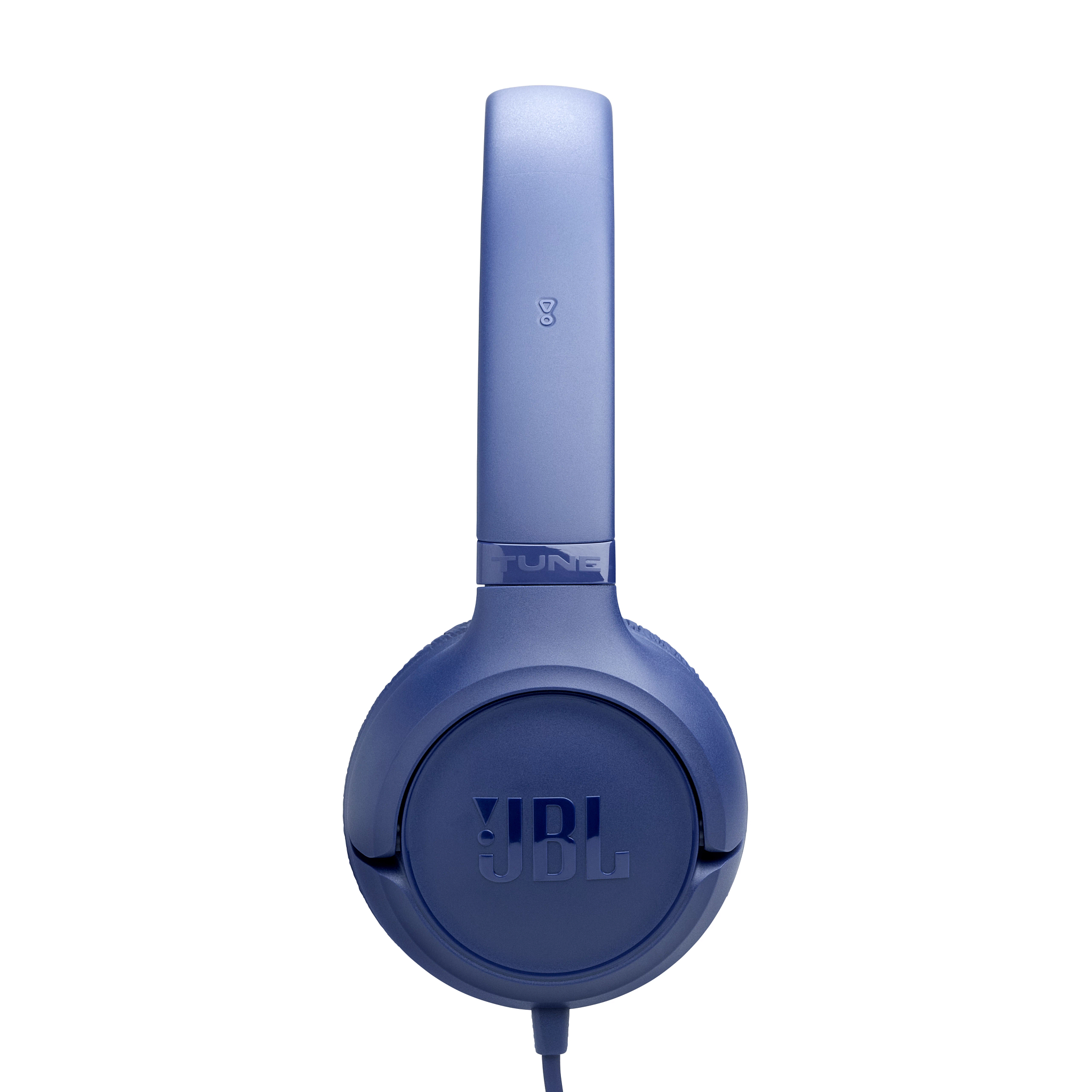 Blaue JBL Tune 510BT Kopfhörer, Vorderansicht. Das Logo ist auf der Ohrmuschel zu sehen, und das Kopfband ist ausgezogen.