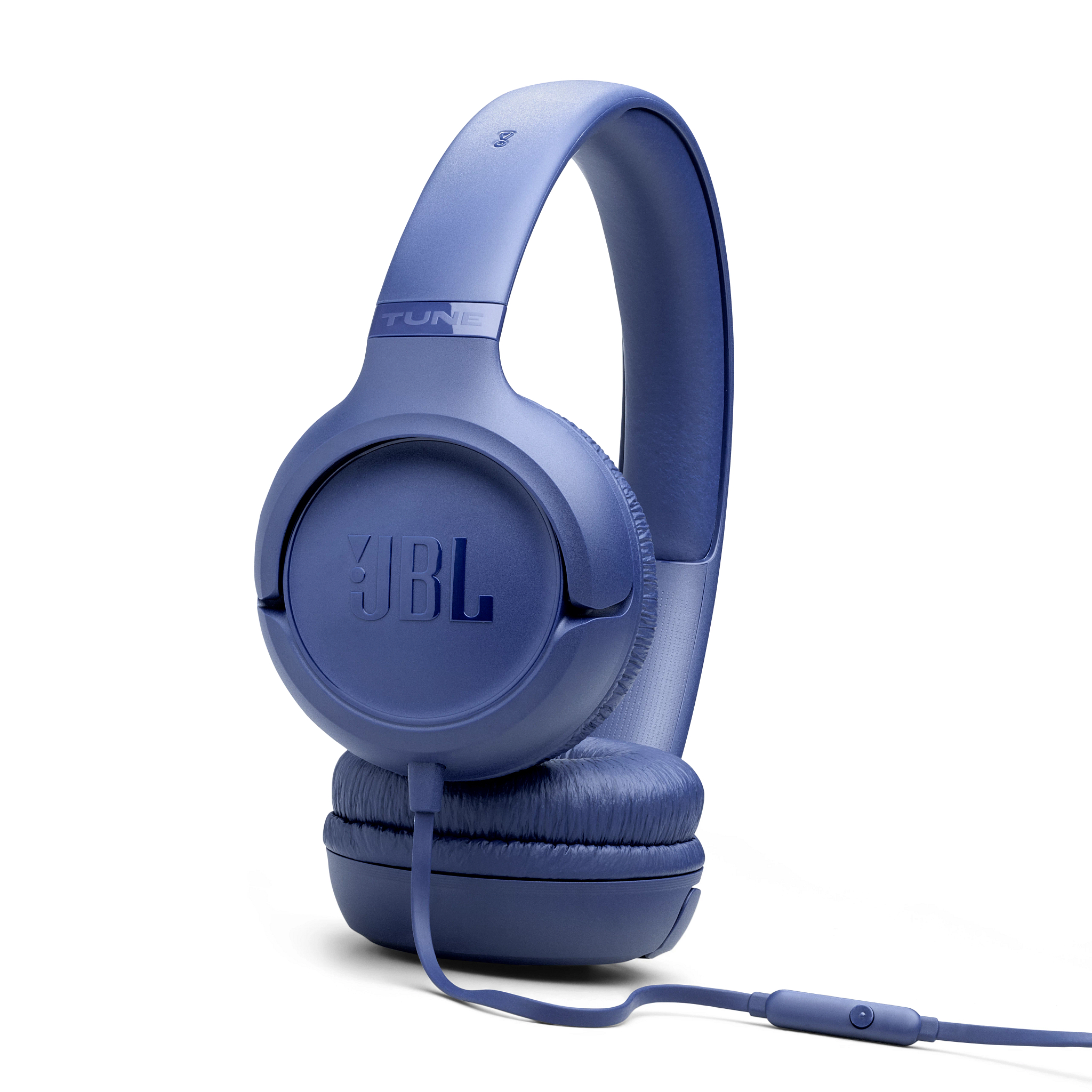 Blaue JBL Tune 510BT Kopfhörer auf weißem Hintergrund. Die Kopfhörer sind kabelgebunden und tragen das JBL-Logo.