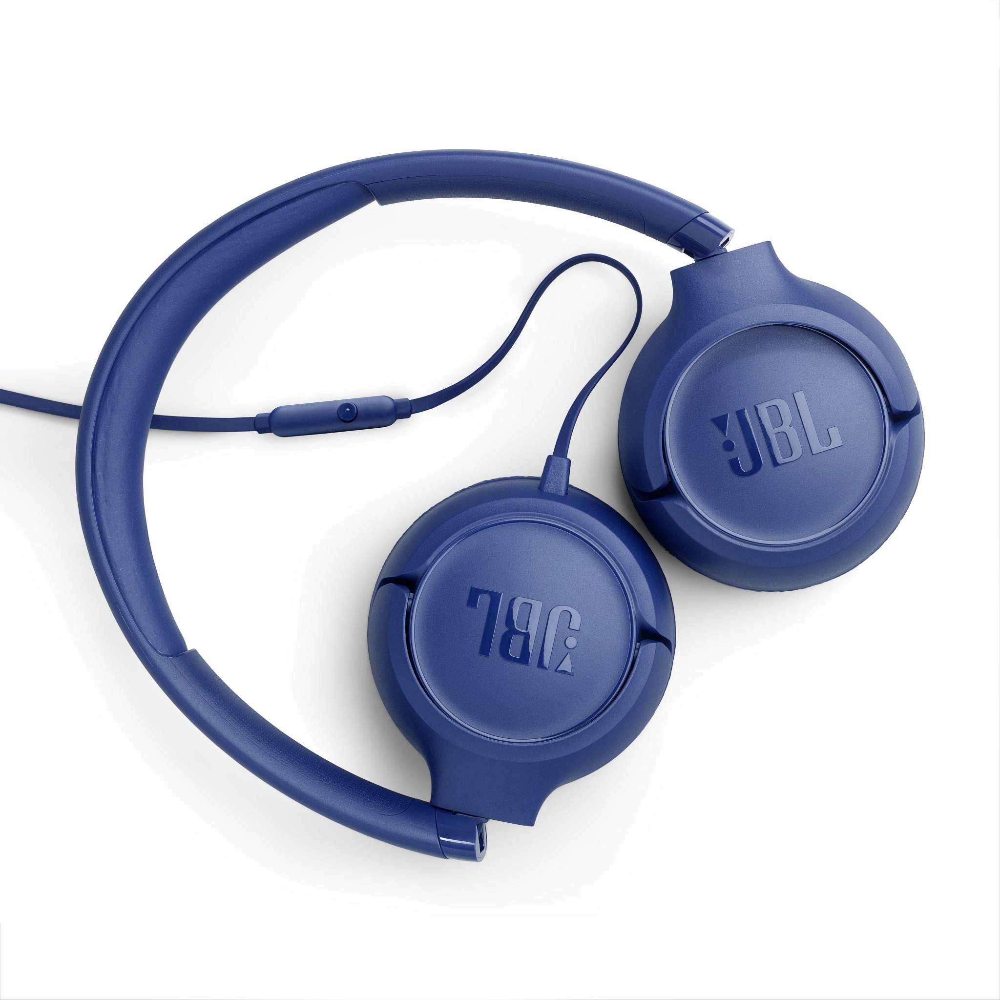 Blaue JBL-Kopfhörer auf weißem Hintergrund. Die Kopfhörer sind Over-Ear-Stil mit Verbindungsband und Kabel.