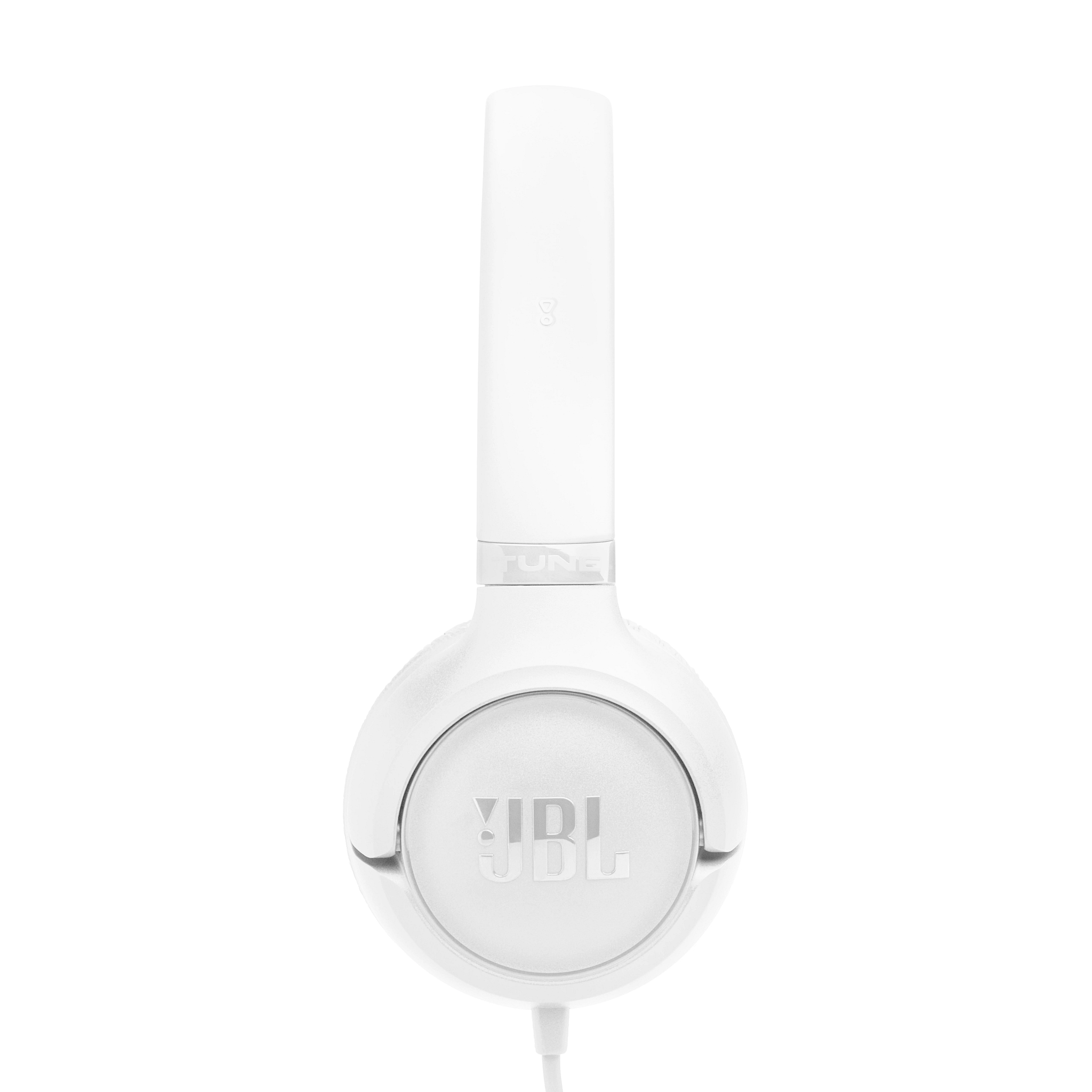 Weiße JBL-Kopfhörer. Die Kopfhörer sind auf weißem Hintergrund. Das Kabel ist ebenfalls weiß.