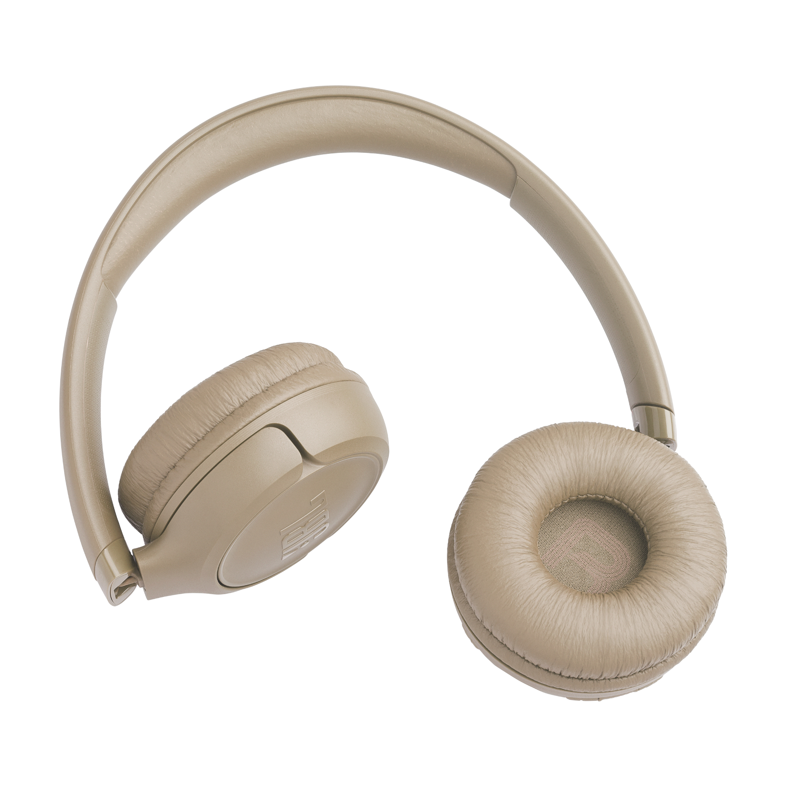 Beige JBL-Kopfhörer auf weißem Hintergrund. Ohrmuscheln und Kopfband sind sichtbar. Die linke Ohrmuschel ist zum Betrachter geneigt.