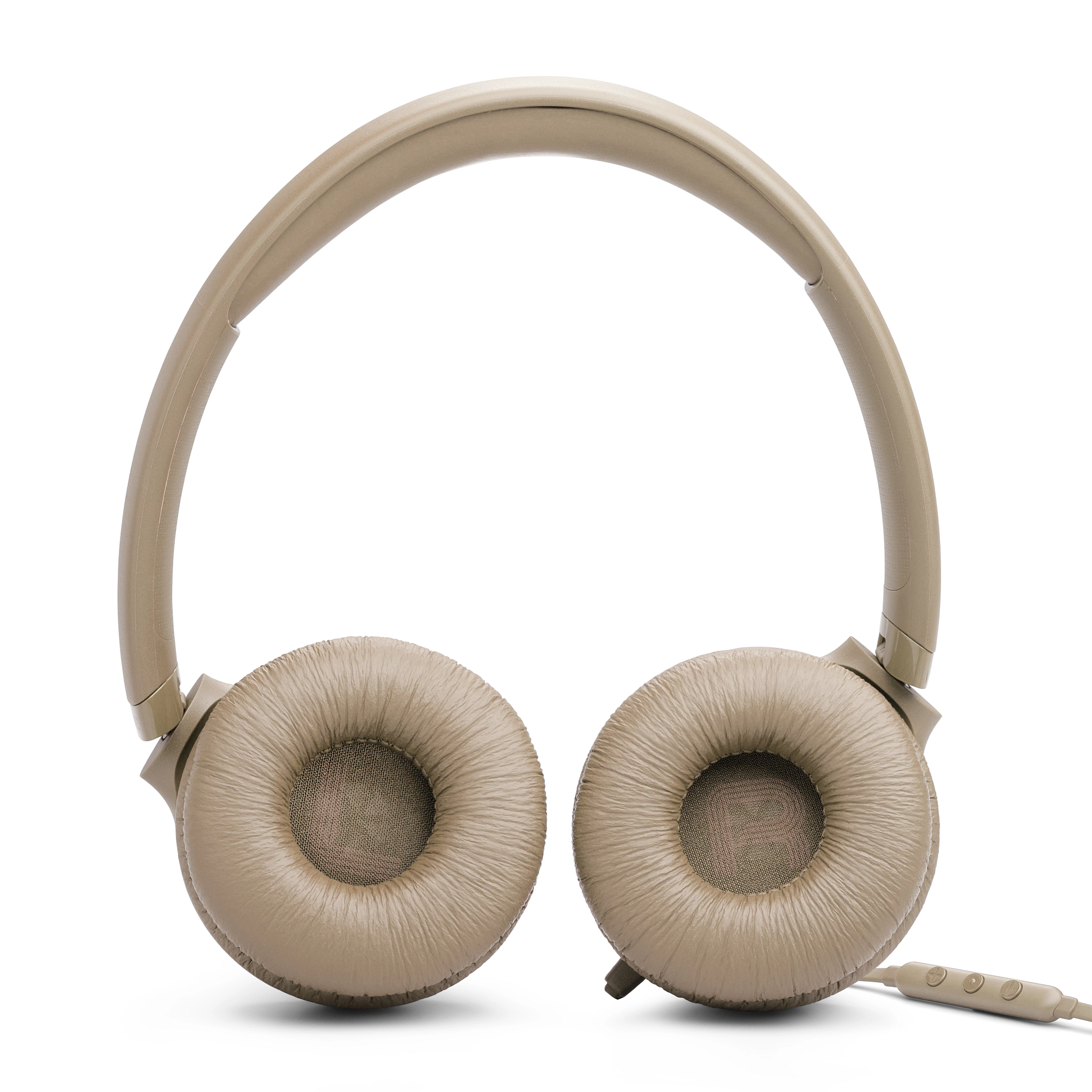 Beige Kopfhörer auf weißem Hintergrund. Die Kopfhörer sind Over-Ear-Stil mit einem Verbindungskabel.