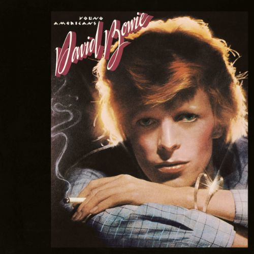 David Bowie sur la couverture de Young Americans. Il tient une cigarette, de la fumée s'élève. Texte superposé : David Bowie.