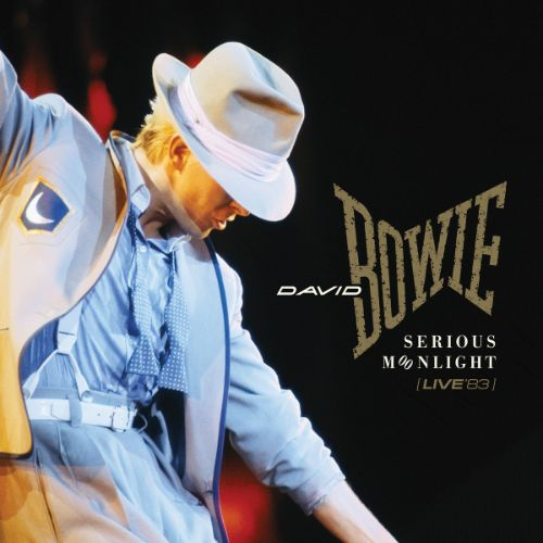 David Bowie in blauw pak en hoed. De albumhoes zegt Bowie, Serious Moonlight Live '83.