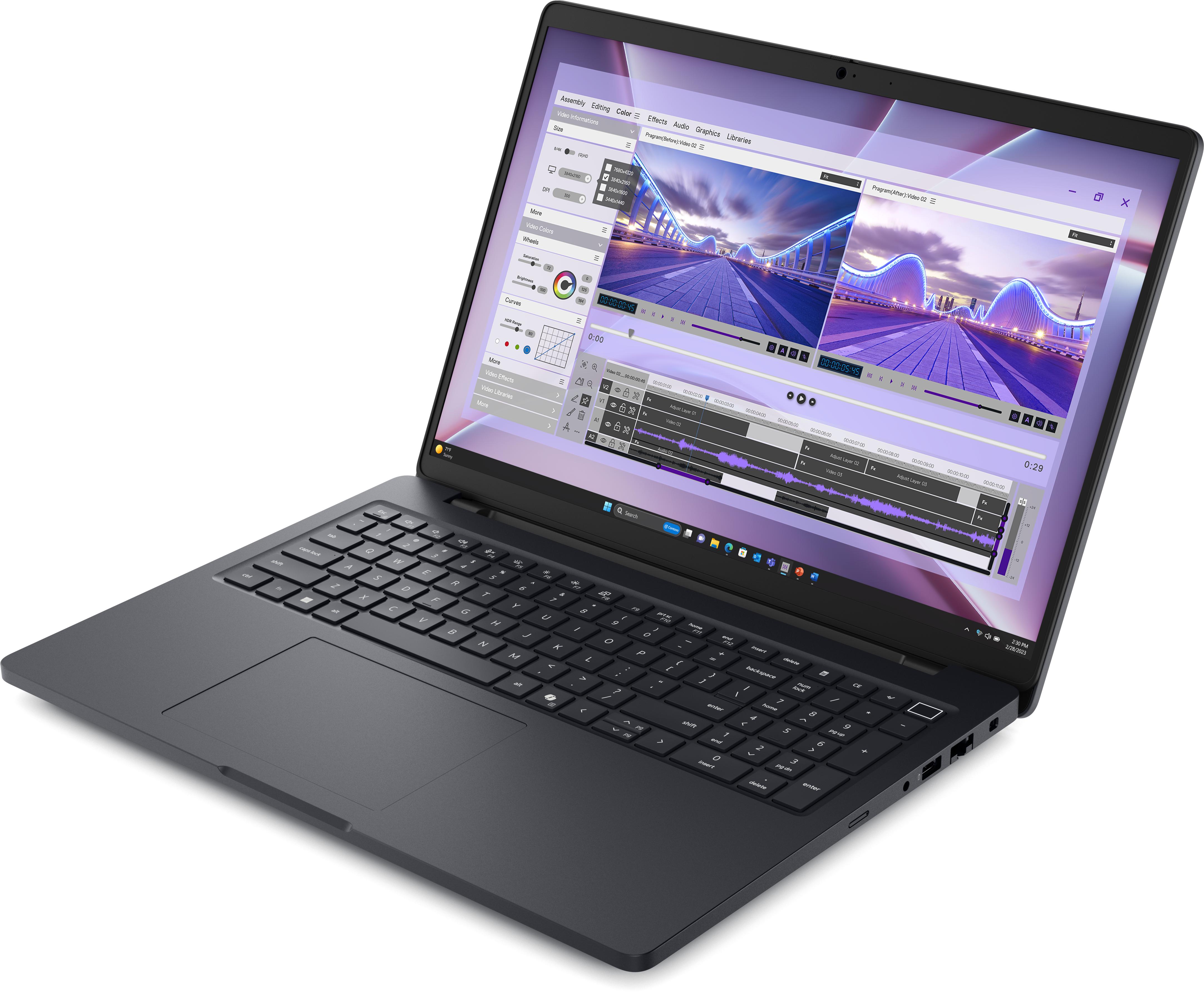 Ein dunkler Laptop zeigt Videobearbeitungssoftware. Der Bildschirm zeigt eine Brückenszene. Tastatur sichtbar.