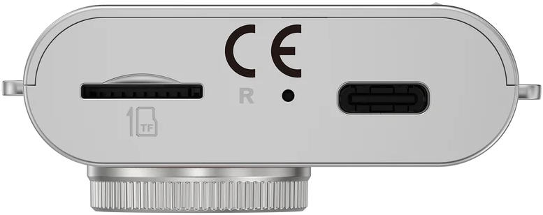Nahaufnahme eines silbernen Geräts mit Kartensteckplatz, USB-C-Anschluss und CE-Kennzeichnungen. Das Gerät hat einen strukturierten Metallboden.