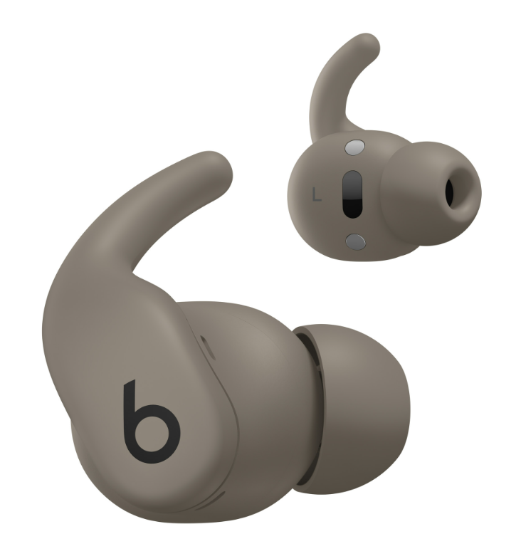 Zwei drahtlose Ohrhörer in Taupe. Einer zeigt ein 'b'-Logo, der andere hat eine 'L'-Markierung. Beide haben Ohrbügel und abgerundete Spitzen.