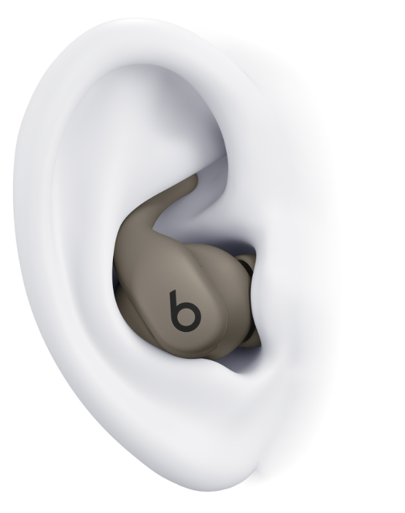 Ein beigefarbener Beats-Ohrhörer wird in ein weißes Ohr eingesetzt. Das Beats-Logo 'b' ist auf dem Ohrhörer sichtbar.