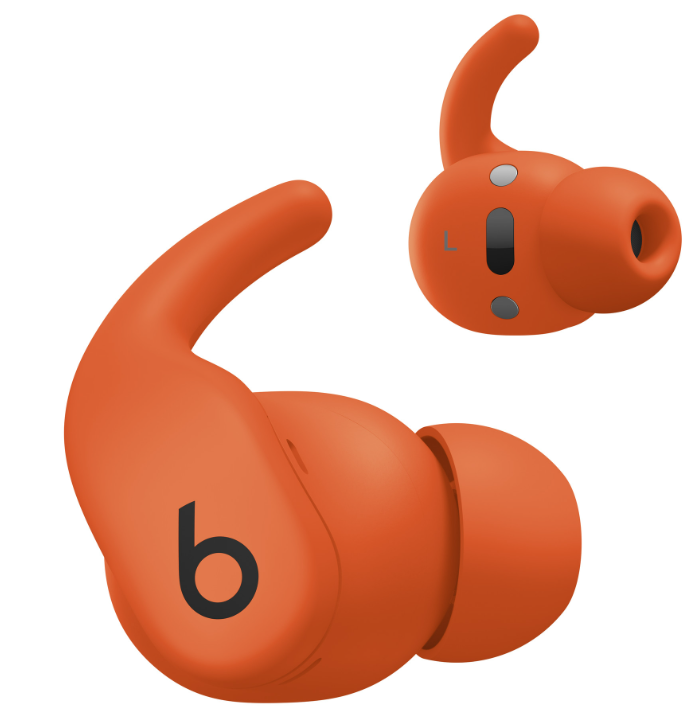 Zwei orangefarbene Beats-Ohrhörer auf weißem Hintergrund. Einer ist verkehrt herum. Das 'b'-Logo ist auf einem Ohrhörer sichtbar.