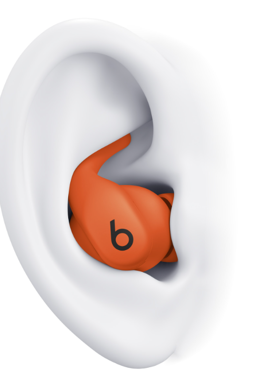 Oranger Beats-Ohrhörer in einem weißen Ohr. Der Ohrhörer hat ein schwarzes 'b' Logo.