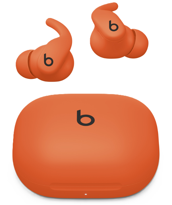 Orangefarbene Beats-Ohrhörer und Ladecase auf Weiß. Ohrhörer haben ein schwarzes 'b'-Logo. Das Case hat ein 'b'-Logo.