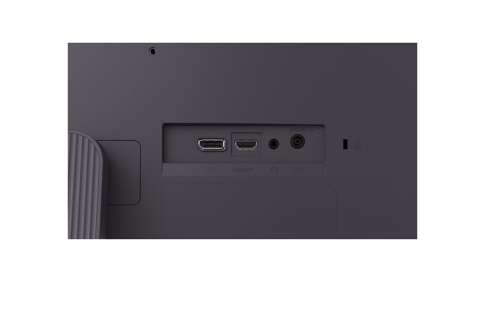 A számítógép-monitor hátlapjának közeli képe. Csatlakozó portok találhatók rajta, mint például HDMI, DisplayPort és audio csatlakozók.