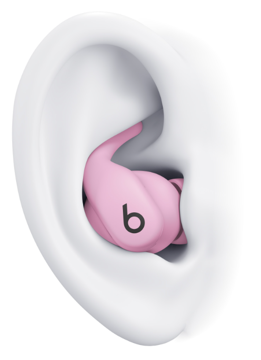 Ein rosa Beats-Ohrhörer wird in ein weißes Ohr eingesetzt. Der Ohrhörer hat ein schwarzes 'b'-Logo. Das Ohr ist weiß mit Schatten.