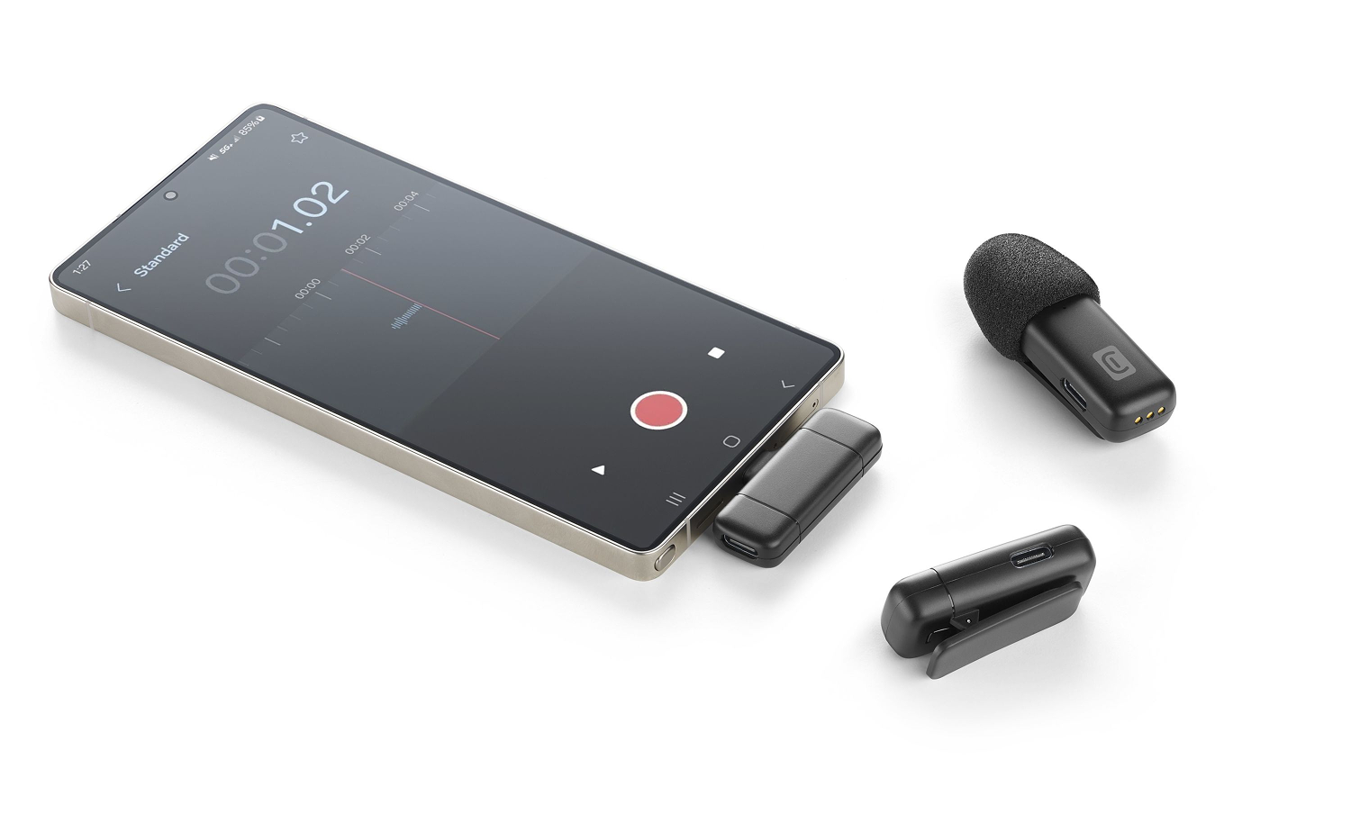 Grabación de smartphone, con receptor conectado. También hay dos micrófonos inalámbricos. Todos los artículos son negros.