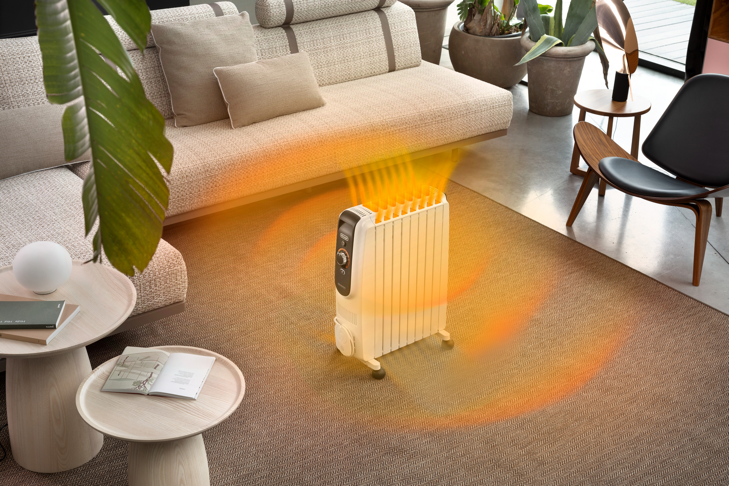 Un calefactor eléctrico irradia calor en una sala de estar. Sofá, plantas y mesas auxiliares están cerca.