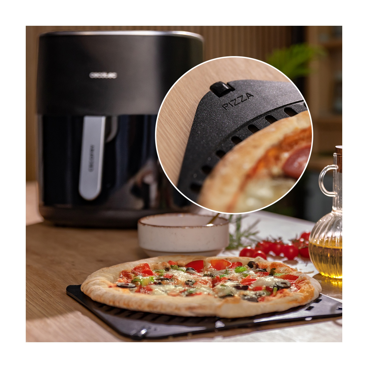 Una pizza su un vassoio nero, con una friggitrice ad aria e un dettaglio di pizza. Olio e pomodori a destra.