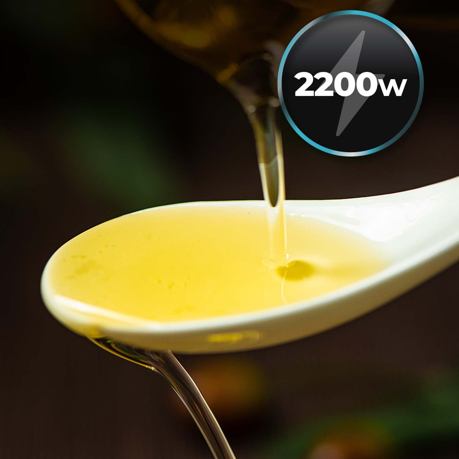 Olio versato in un cucchiaio bianco. Un logo da 2200w sullo sfondo. L'olio è giallo e il cucchiaio è bianco.
