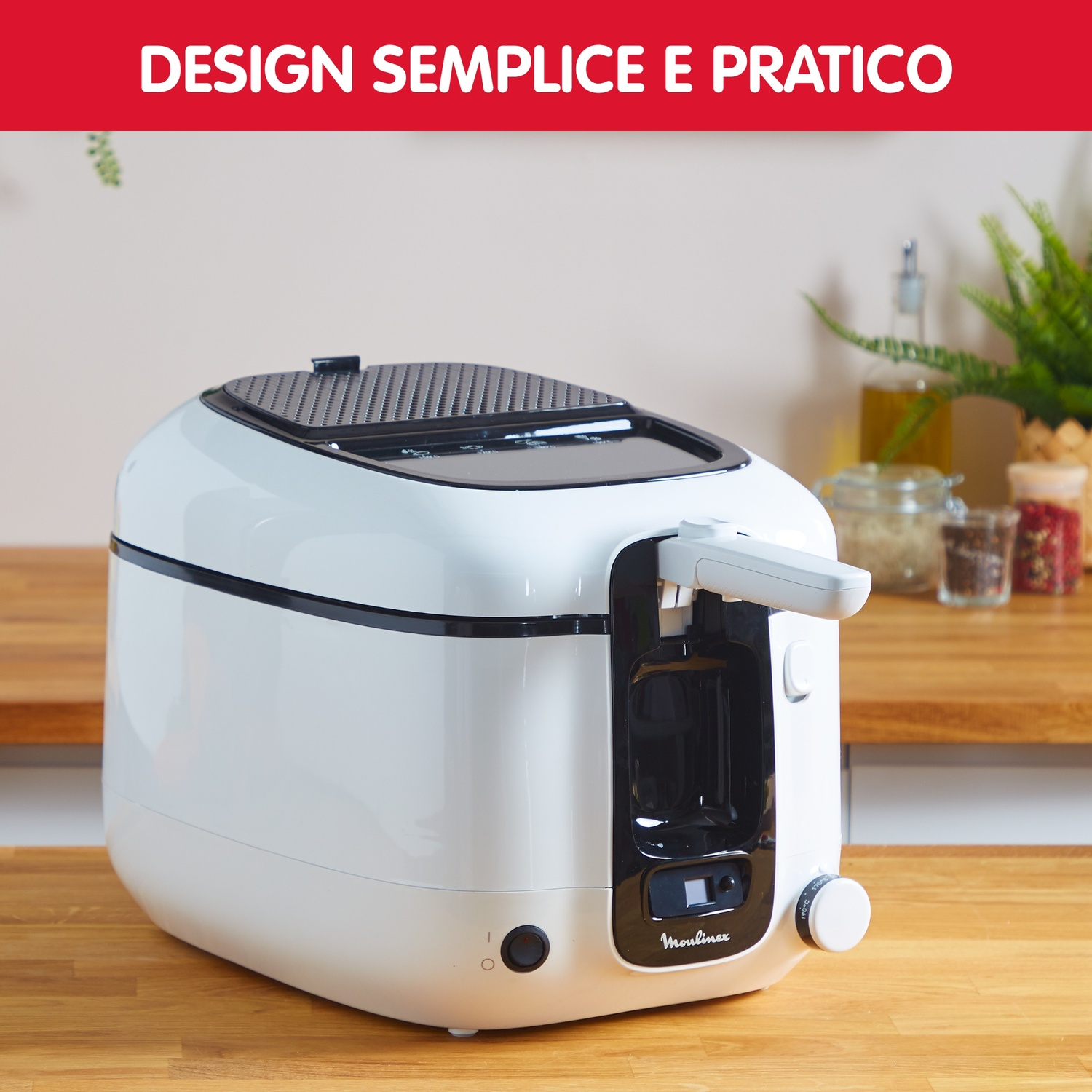 Una friggitrice Moulinex bianca su una superficie di legno. La friggitrice ha coperchio e manico neri. Lo sfondo include oggetti da cucina.