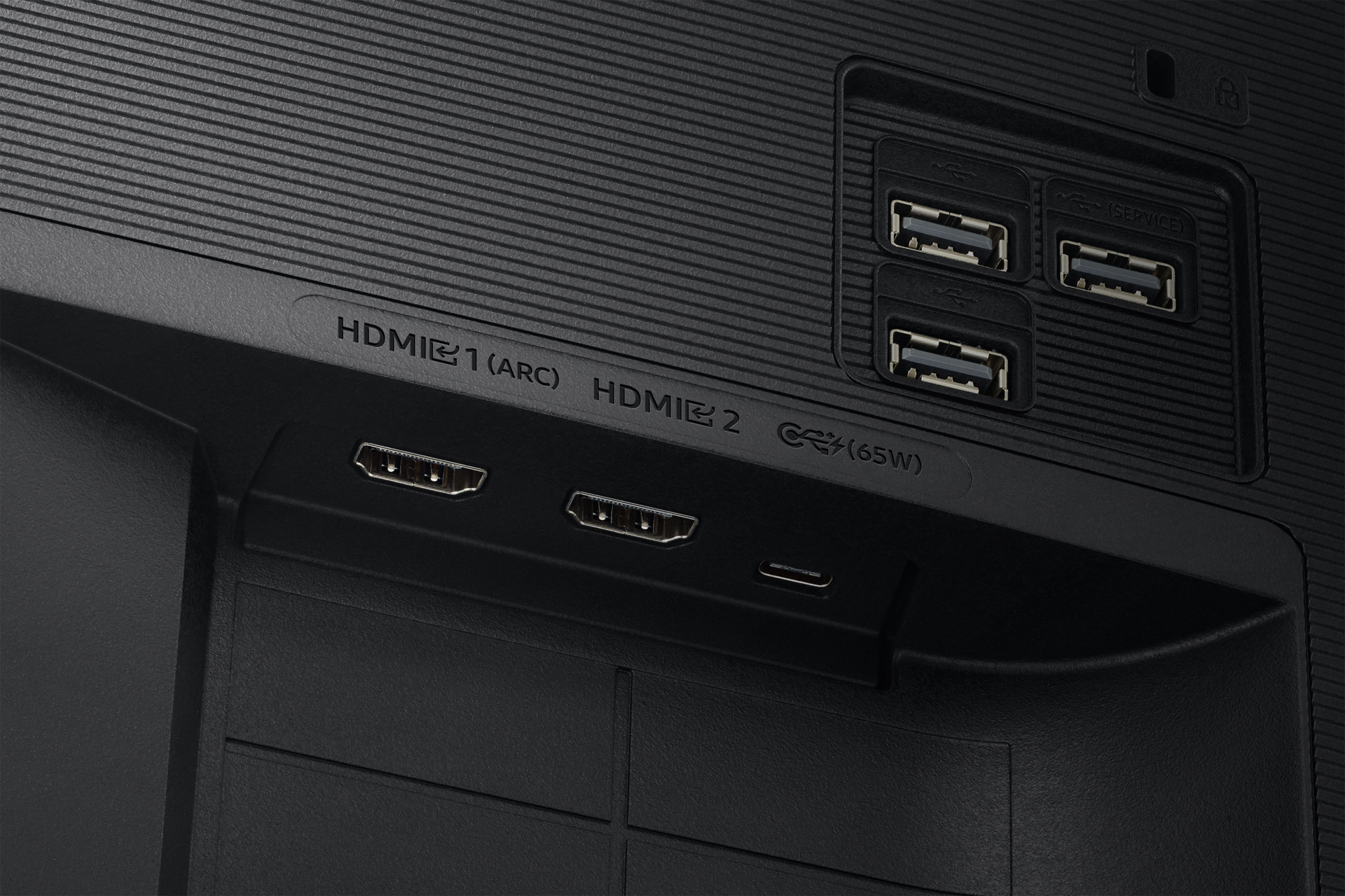 Gros plan sur le panneau arrière d'un moniteur noir avec ports HDMI et USB. Des étiquettes et des marquages sont visibles, dont HDMI 1, HDMI 2 et ports USB.