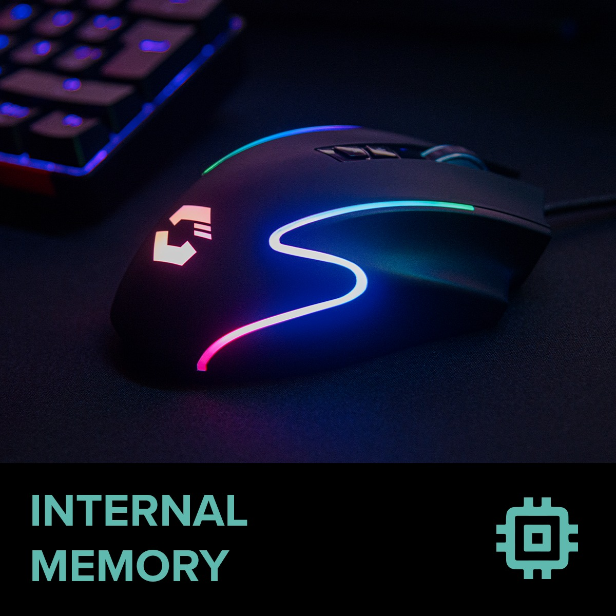 Eine Gaming-Maus mit RGB-Beleuchtung liegt auf schwarzem Untergrund. Im Hintergrund ist eine Tastatur zu sehen. Text: INTERNAL MEMORY.