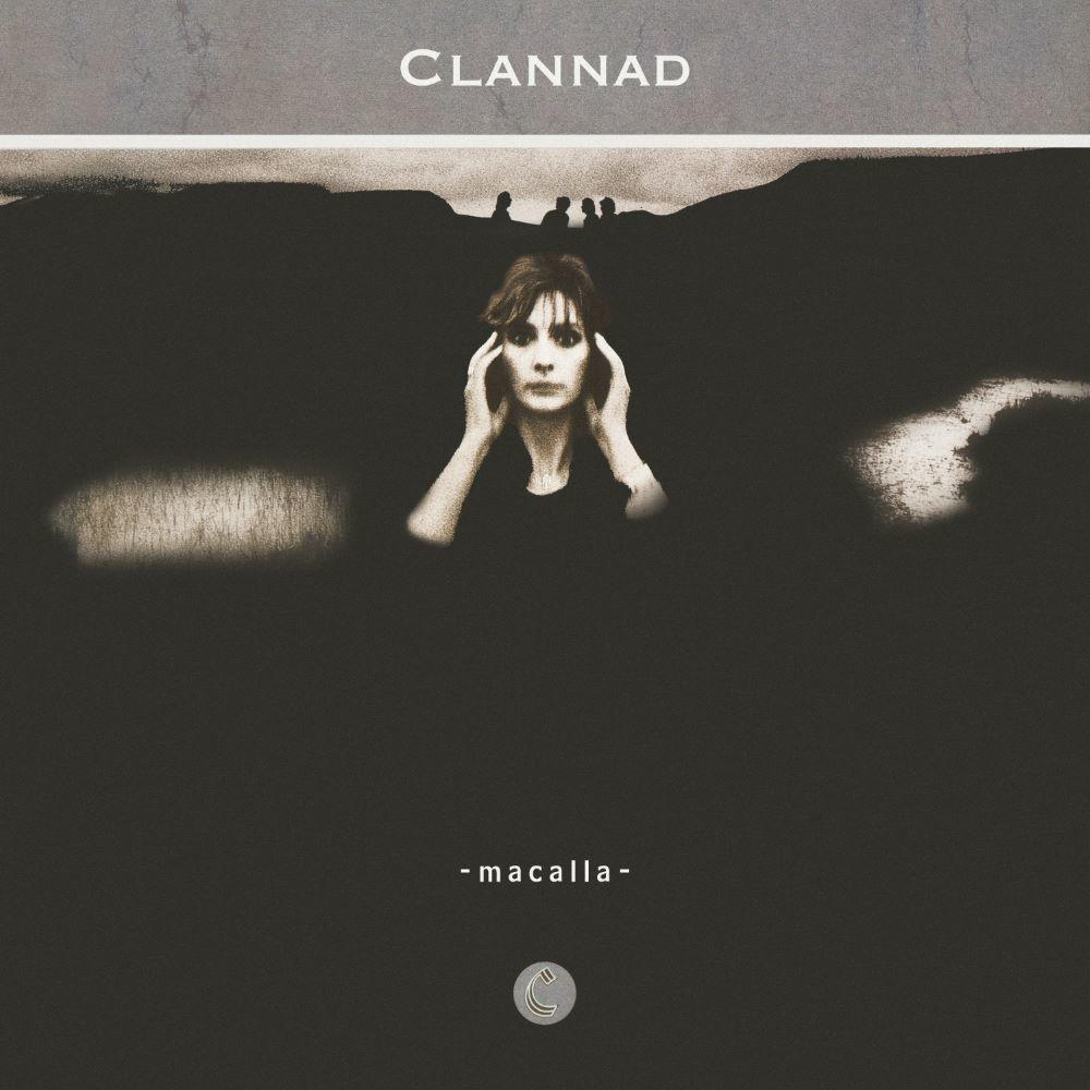 Album borító. Nő a fején a kezével, sötét háttér, 'CLANNAD' szöveg és '-macalla-'. Alakok a háttérben.