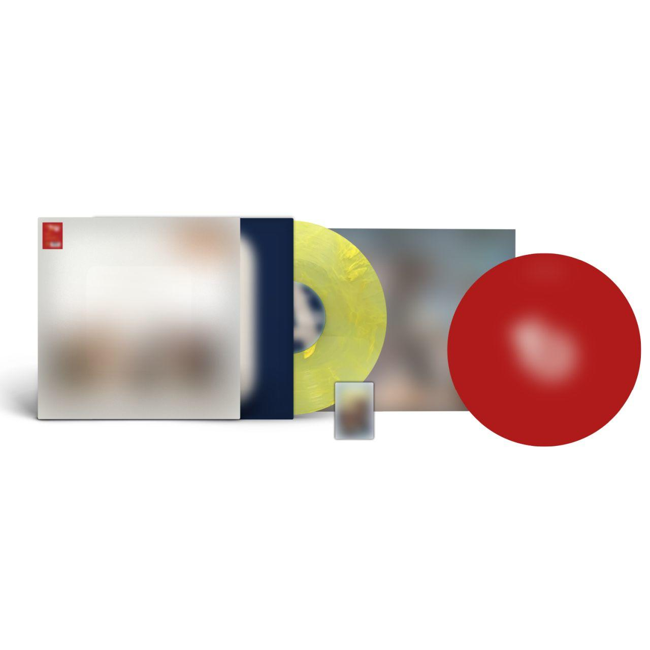 Egy bakelit lemez készlet. Tartalmaz egy sárga lemezt, egy piros kört, egy elmosódott albumborítót és egy kis négyzet alakú képet, mind fehér háttérrel.