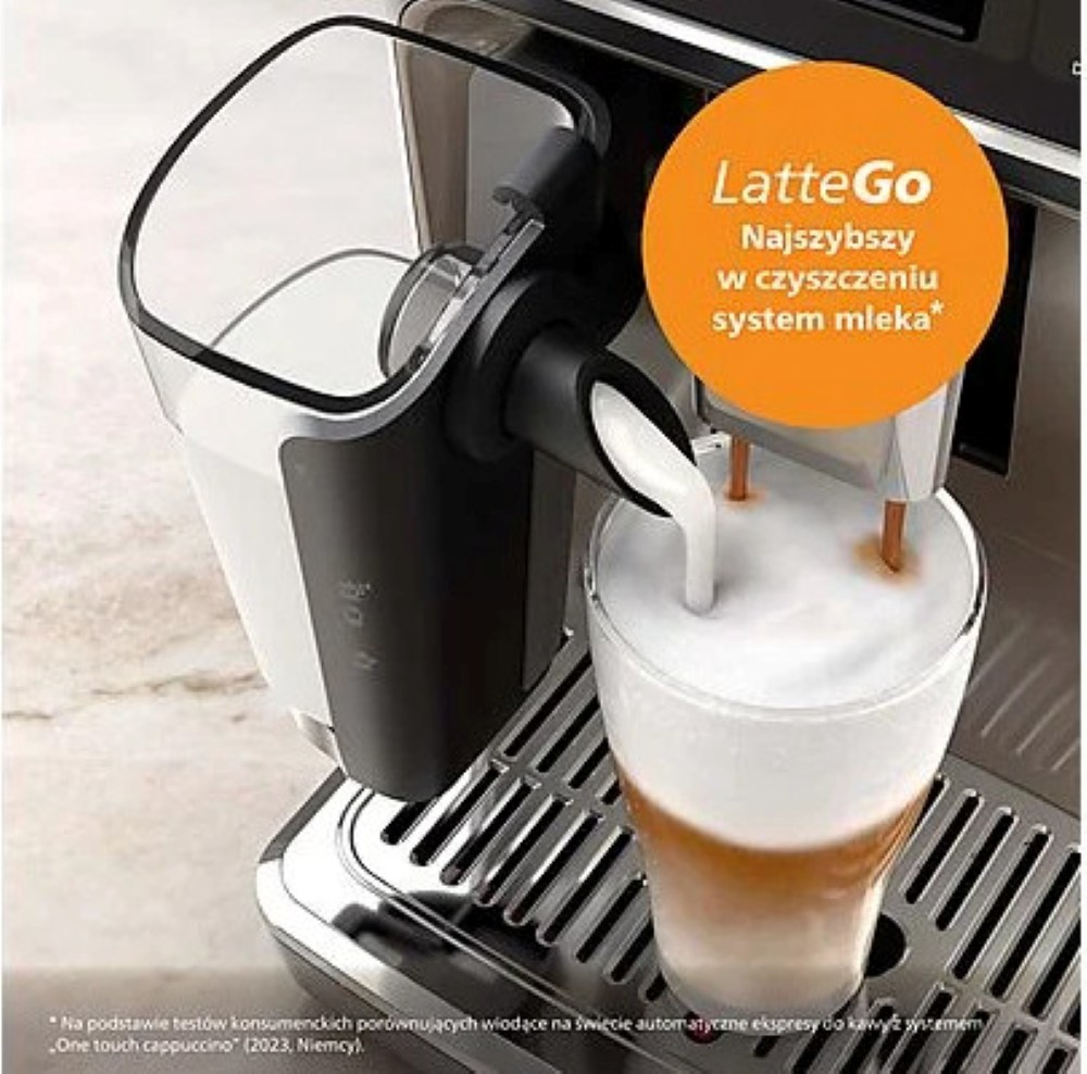 Ekspres do kawy wlewa mleko do szklanki, tworząc warstwowe latte. Znak mówi: 'LatteGo, najszybsze czyszczenie systemu mleka'.