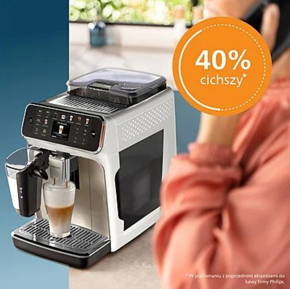 Biało-czarny ekspres do kawy ze szklanką kawy. Osoba rozmawia przez telefon w tle. Znak 40% ciszej.