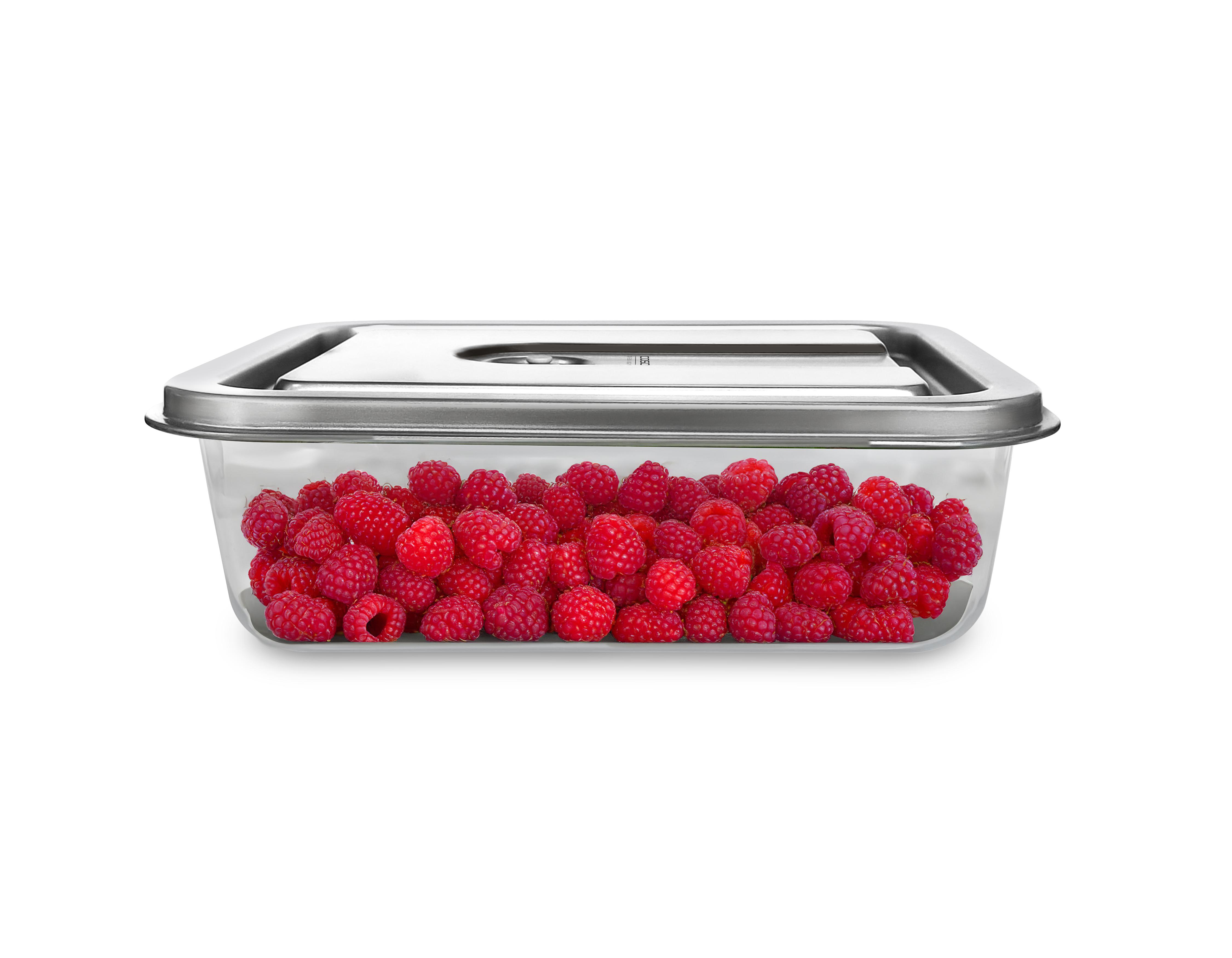 Ein klarer Behälter mit silbernem Deckel, gefüllt mit roten Himbeeren, vor weißem Hintergrund.