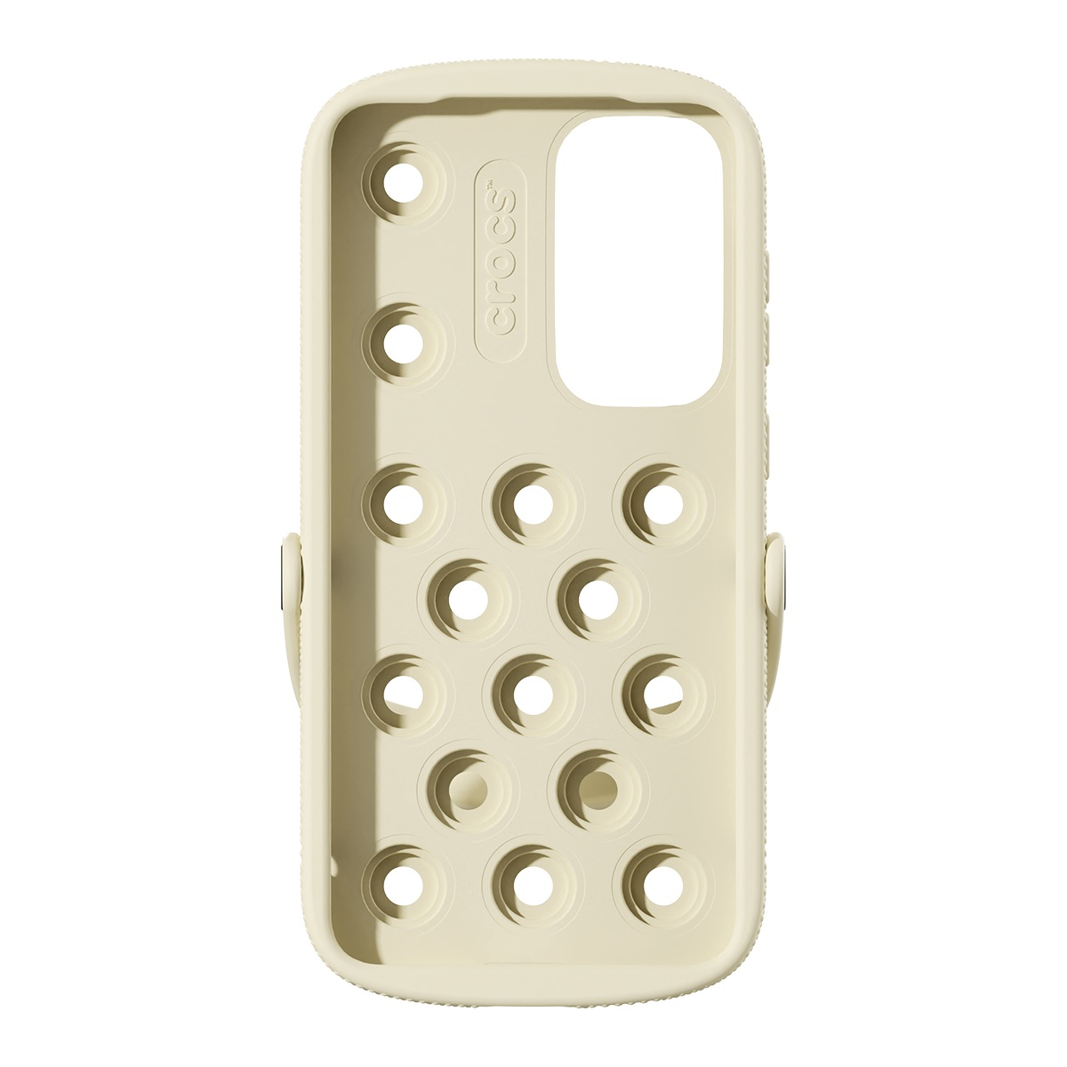 Yuvarlak delikli, açık bej rengi Crocs telefon kılıfı. Crocs logosu ve kamera kesimi var. Kılıf beyaz bir arka plan üzerinde.