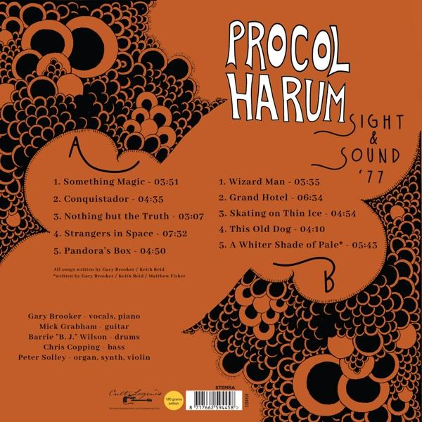 A Procol Harum 'Sight & Sound '77' című albumának borítója. Narancssárga háttér fekete örvényekkel és számlistákkal, a zenekar neve látható.