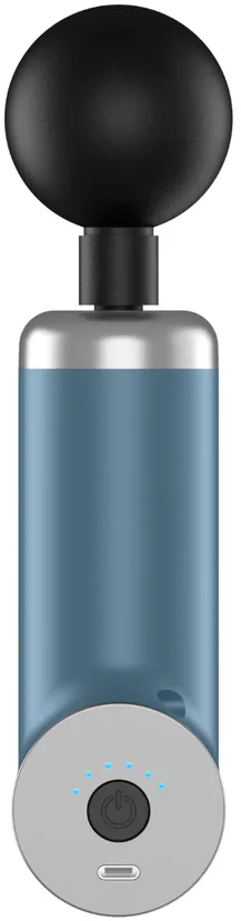 Eine blaue und silberne Massagepistole mit schwarzem Kugelkopf, Ein-Aus-Taste und Ladeanschluss. Die Batterieanzeige zeigt vier blaue Lichter.