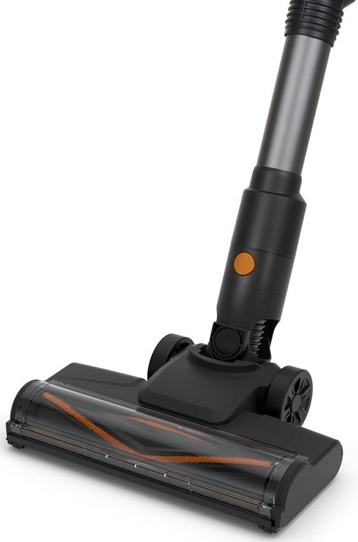 Gros plan d'un aspirateur. Corps noir avec bouton et brosse orange. Poignée grise. Roues sur la tête. Couvercle de brosse transparent.