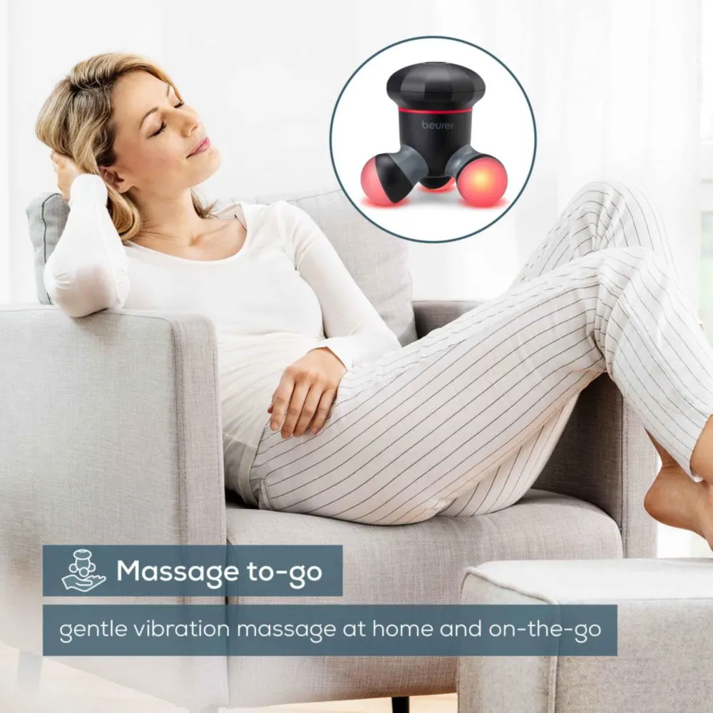 Frau entspannt sich auf einem Sofa, ein Massagegerät ist im Kreis abgebildet. Text: Massage to-go, sanfte Vibrationsmassage für zu Hause und unterwegs.