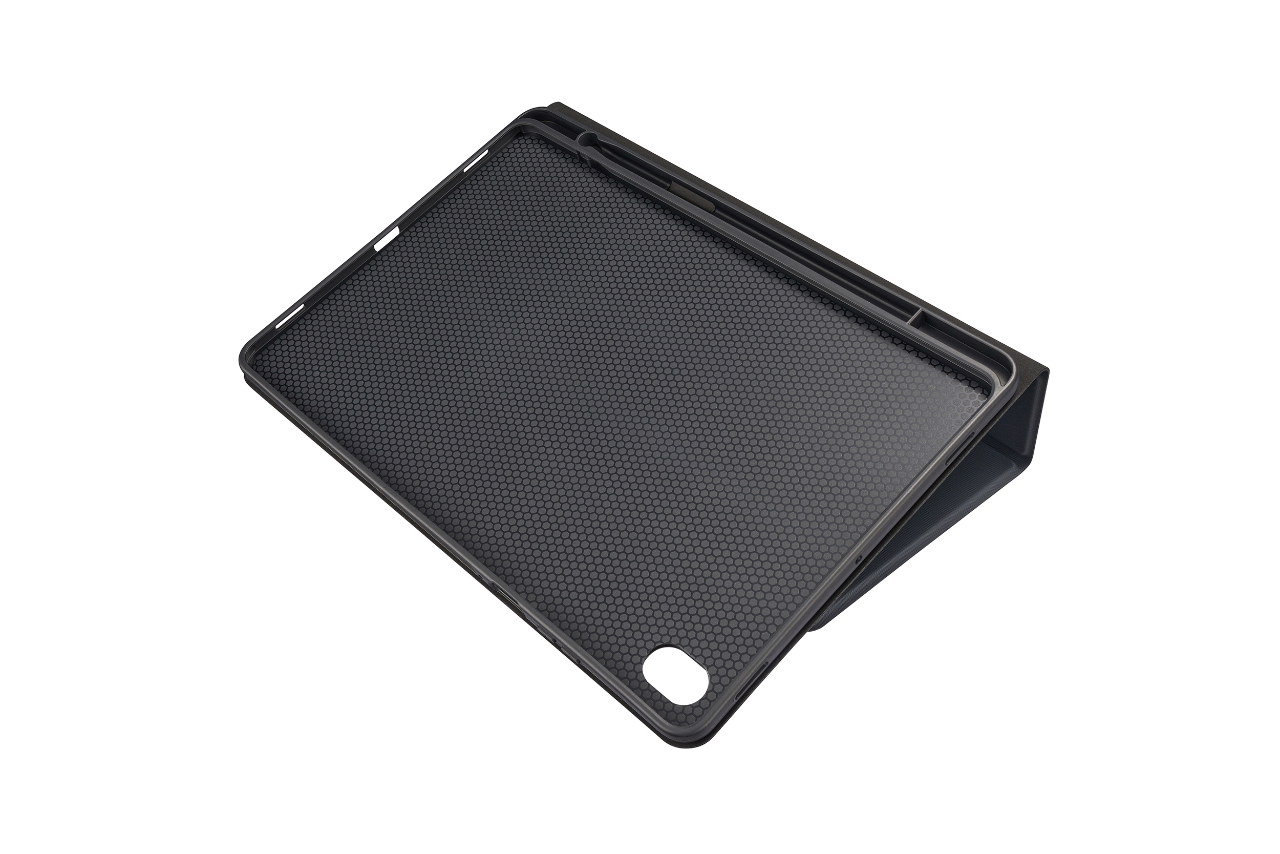 Eine schwarze Tablethülle mit strukturierter Oberfläche ist vor weißem Hintergrund geöffnet. Die Hülle ist abgewinkelt.