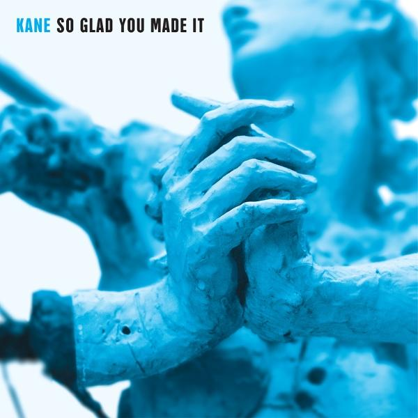 Eine zyanfarbene Statue mit gefalteten Händen. Der Text "KANE SO GLAD YOU MADE IT" steht über der Statue.