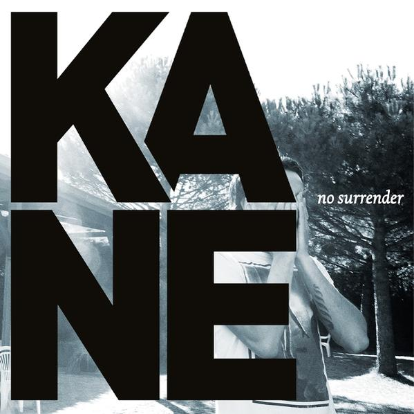 Albumcover mit 'KANE' in großen schwarzen Buchstaben. Eine Person ist hinter den Buchstaben teilweise sichtbar, die Worte 'no surrender' erscheinen.