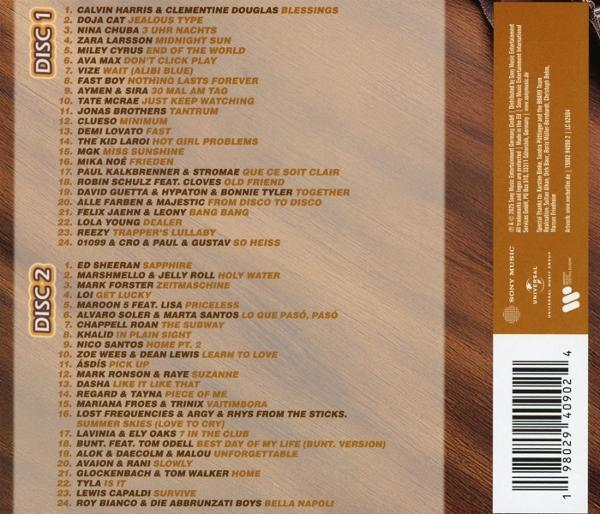 CD-Hülle mit Titellisten. Titel von Disc 1 und 2 sind sichtbar. Brauner Holzuntergrund mit dem Sony Music Logo.