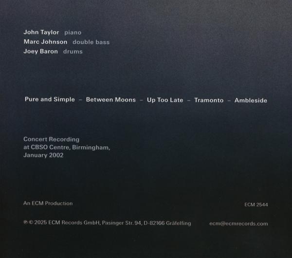 Text auf dunklem Hintergrund. Namen von Musikern, Albumtitel, Konzertaufzeichnungsdetails und ECM-Produktionsinformationen.