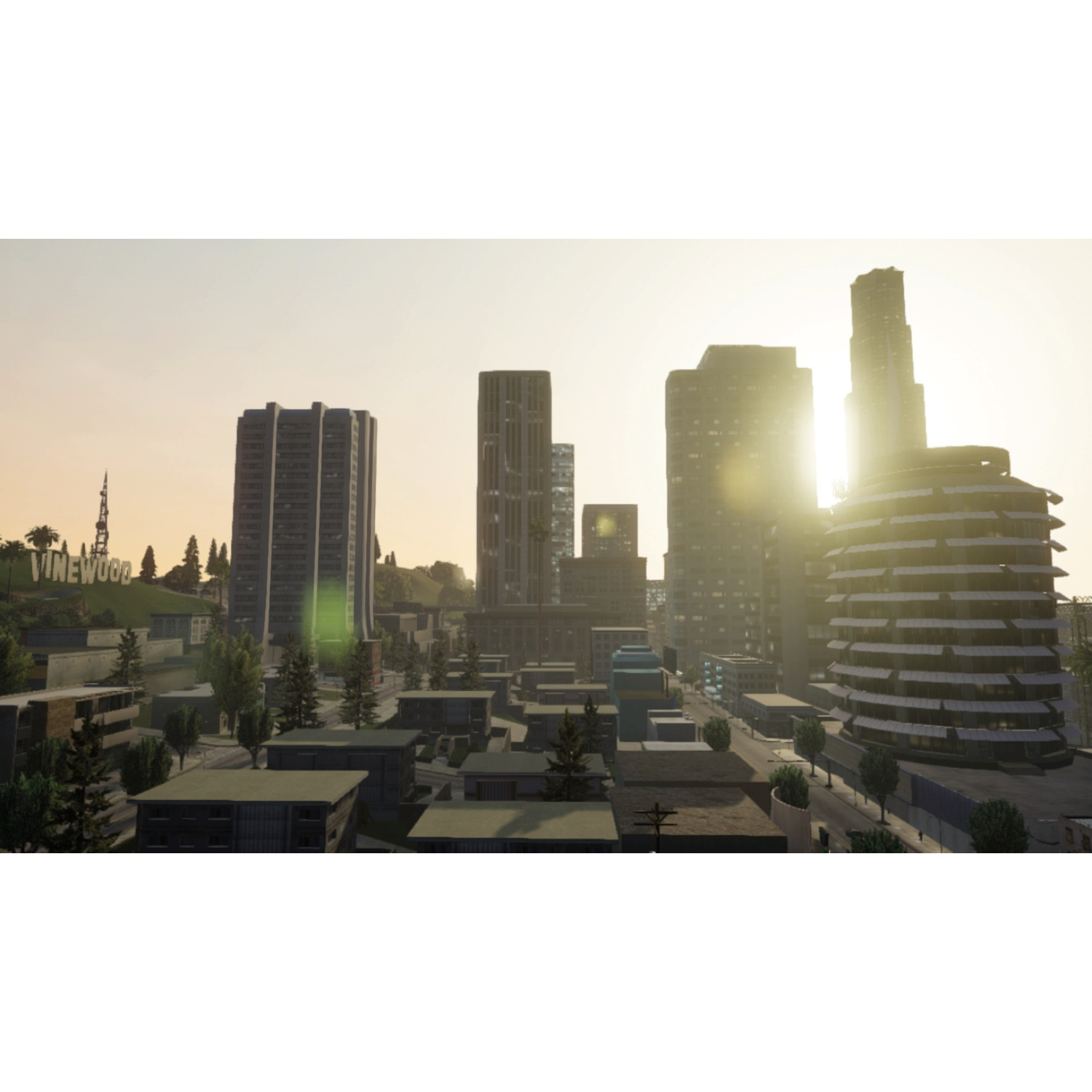 Paesaggio urbano con grattacieli ed edifici bassi, tramonto. L'insegna 'Vinewood' è visibile su una collina. Edifici in primo e secondo piano.