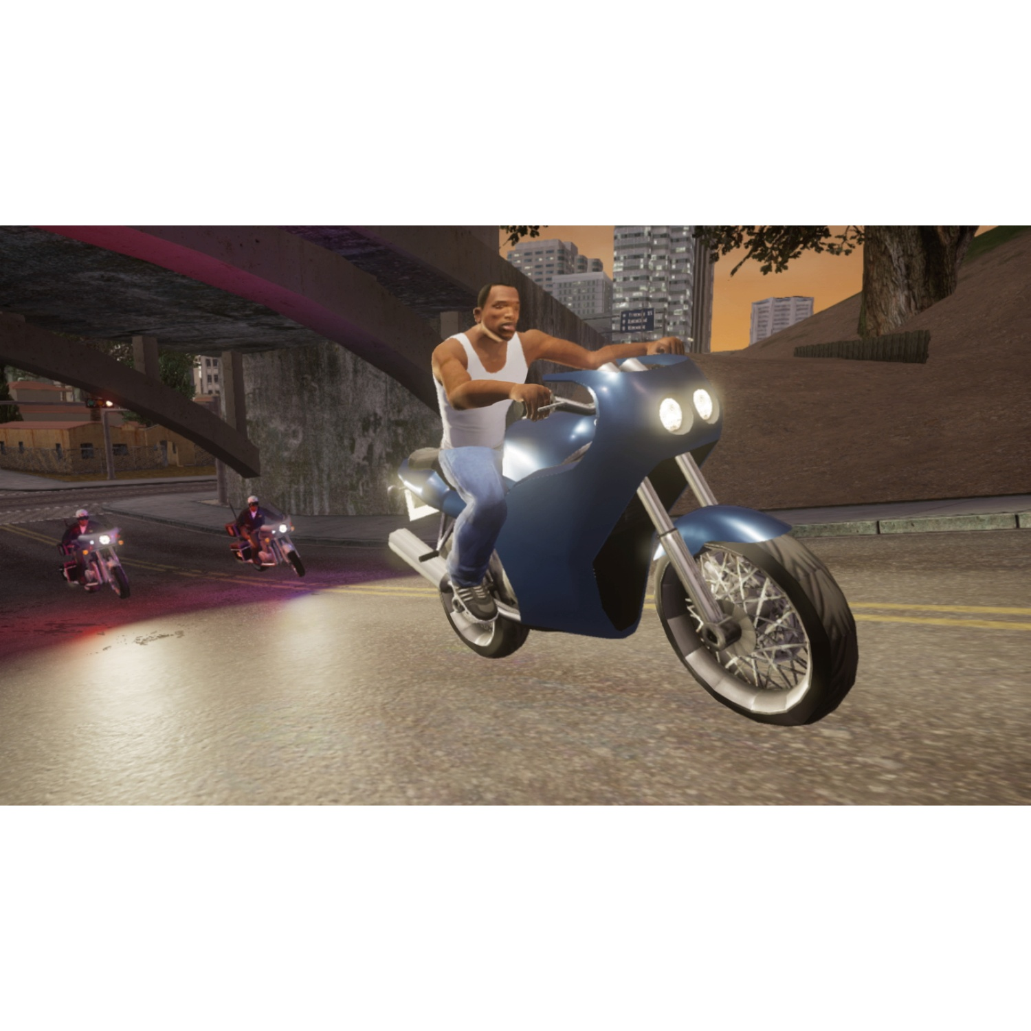 Un uomo guida una moto blu. Altre due moto lo seguono. Edifici e un ponte sullo sfondo.