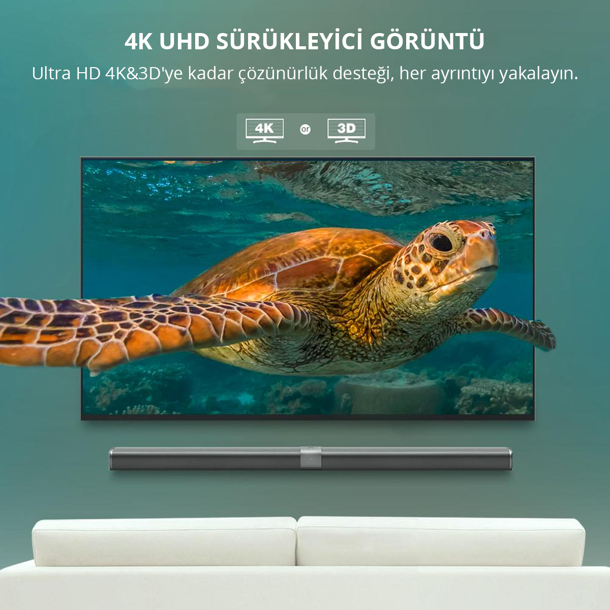 Bir deniz kaplumbağası, TV ekranında berrak suda yüzüyor. TV'nin altında bir ses çubuğu ve altında beyaz bir kanepe var.