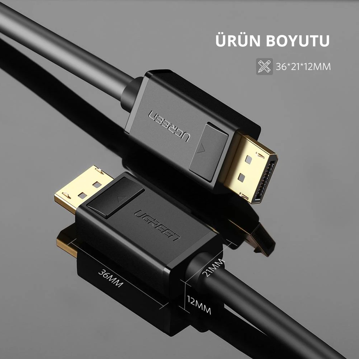 Altın konektörlü siyah bir UGREEN HDMI kablosu, boyutları belirtilmiş. Arka plan yansıtıcı bir yüzeydir.