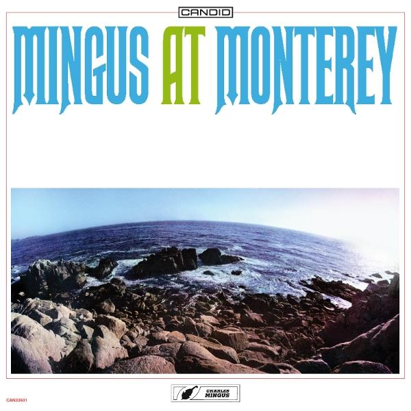Albumcover, "Mingus at Monterey". Blauer Text auf Weiß, Meereslandschaft mit Felsen und Ozean. Candid- und Charles Mingus-Logos.
